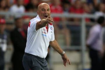 Jorge Sampaoli sufri&oacute; durante todo el partido.