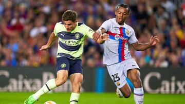 BARCELONA, SPAIN - AUGUST 24: Jules Kounde of FC Barcelona competes for the ball with Julian Alvarez of Manchester City during the friendly match between FC Barcelona and Manchester City at Spotify Camp Nou on August 24, 2022 in Barcelona, Spain. (Photo by Pedro Salado/Quality Sport Images/Getty Images)