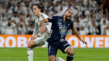 El defensa del Real Madrid Álvaro Carreras y el delantero del Celta Borja Iglesias, durante el partido de LaLiga de fútbol que Real Madrid y Celta de Vigo disputaron este domingo en el estadio Santiago Bernabéu.