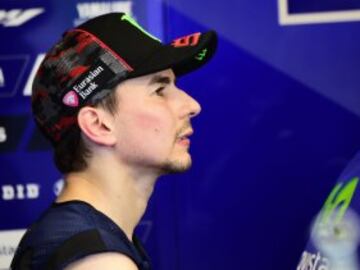 Jorge Lorenzo en el box tras terminar la calificación.