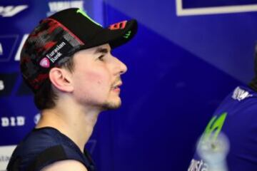 Jorge Lorenzo en el box tras terminar la calificación.