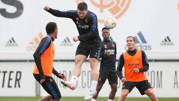 Jovic intenta el remate de cabeza durante el &uacute;ltimo entrenamiento del Madrid.