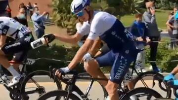 Chris Froome lanza un bidón a los aficionados durante la última etapa de la Volta a Catalunya 2021.
