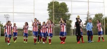 Las rojiblancas dan una vuelta de honor tras clasificarse para la Champions.