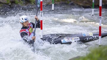 La piragüista Maialen Chourraut entrena en el canal de Pau para la Copa del Mundo de Eslalon.