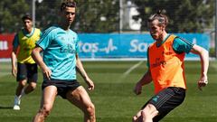 Cristiano y Bale, en un lance del entrenamiento de ayer.