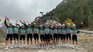 El ciclista danés Peter Oxenberg Hansen posa junto a sus compañeros del Team ColoQuick tras batir el récord del Coll de Rates que tenía Juan Ayuso.