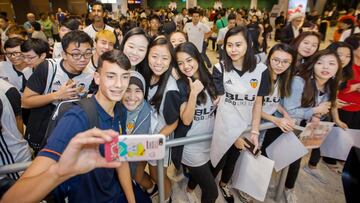 Un jugador del cadete, con la afición singapurense.