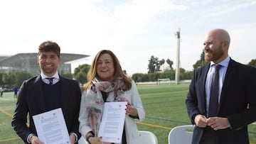 Javi Flores con de la consejera de Desarrollo Educativo y Formación Profesional, María del Carmen Castillo