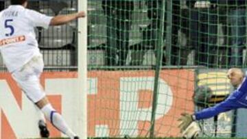 <b>A PENALTI LIMPIO. </b> El Auxerre transformó dos penaltis para meterse en semifinales.
