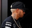 Hamilton llega a Monza con nuevo tatuaje y teñido de rubio