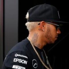Hamilton llega a Monza con nuevo tatuaje y teñido de rubio