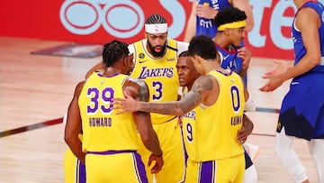 Corrillo de los Lakers en el partido que los ha enfrentado a los Nuggets, el primero de las finales de la Conferencia Oeste de los playoffs de la NBA 2020