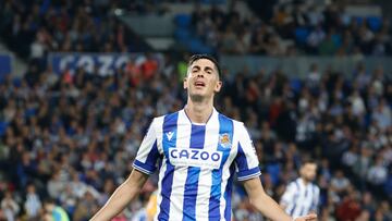 SAN SEBASTIÁN, 30/10/2022.- El delantero de la Real Sociedad Carlos Fernández se lamenta durante el partido de la jornada 12 de LaLiga que Real Sociedad y Real Betis disputan este domingo en el Reale Arena, en San Sebastián. EFE/Javier Etxezarreta
