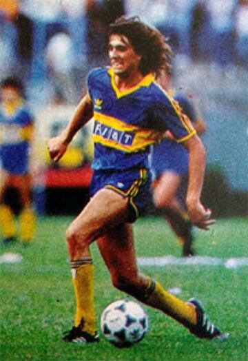 Con Boca debutó en 1988 y ganó la Supercopa en 1989. Estuvo desde 1988 hasta el comienzo de la década de los 90.