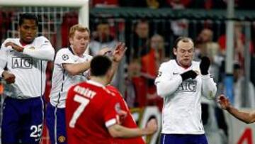 <b>DESESTABILIZADOR. </b>Ribéry lanza la falta que, tras dar en Rooney, descoloca a Van der Saar, y acaba en el 1-1.