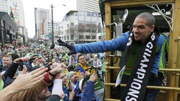 Antes de Stefan Frei, 'Ozzie' Alonso portó la banda de capitán en MLS y con Seattle Sounders.