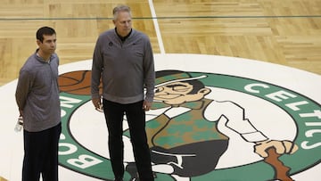 Brad Stevens y Danny Ainge, en el Boston Garden.