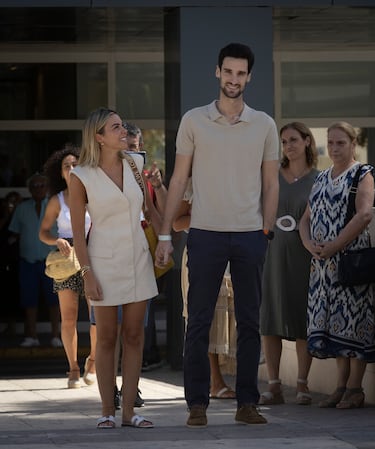 Sergio Rico recibe el alta y se despide del hospital