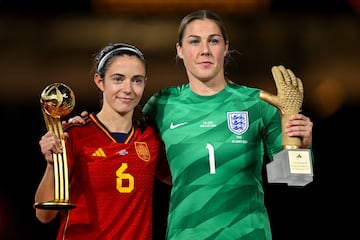 Sydney (Australia), 20/08/2023.- Aitana Bonmati of Spain poses with the Golden Ball and Mary Earps of England with the Golde Glove after the FIFA Women's World Cup 2023 Final soccer match between Spain and England at Stadium Australia in Sydney, Australia, 20 August 2023. (Mundial de Fútbol, España) EFE/EPA/DEAN LEWINS AUSTRALIA AND NEW ZEALAND OUT

