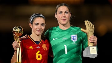Mary Earps, con el Guante de Oro, junto a Aitana Bonmatí, Balón de Oro del Mundial de Australia y Nueva Zelanda en 2023.