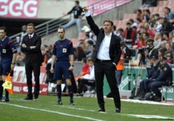 El entrenador del Granada, Abel Resino, da instrucciones a sus jugadores durante el partido de la vigésima quinta jornada de liga de Primera División disputado esta tarde en el estadio Nuevo Los Cármenes de Granada.