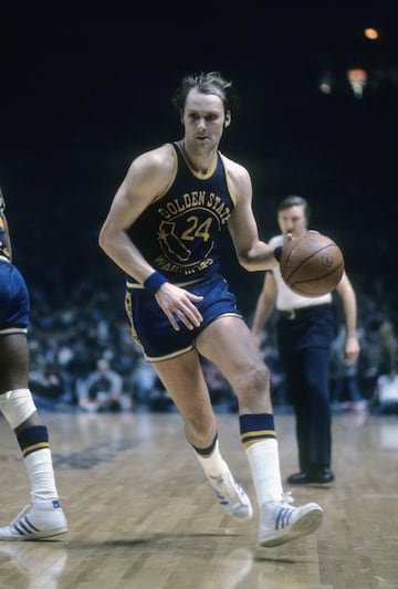 El 26 de marzo de 1974, Rick Barry sum¨® 64 de los 143 que los Warriors lograron (143-120) ante los Trail Blazers. Jug¨® 43 minutos y firm¨® un 30/45 en tiros con un 4/5 en los famosos tiros libres que lanzaba al estilo cuchara. Una de las grandes figuras (y de las m¨¢s controvertidas) del baloncesto de los a?os setenta, Barry promedi¨® en la NBA 23,2 puntos, 6,5 rebotes y 5,1 asistencias. No ten¨ªa demasiado buena fama, por su car¨¢cter y porque mare¨® al baloncesto profesional con sus luchas legales para saltar de la NBA a la ABA, y de San Francisco a Oakland. Primero jug¨® en los Warriors, luego en los Oaks y los Nets y otra vez en los Warriors, donde fue MVP de las Finales 1975, en el primer t¨ªtulo de la franquicia en California. "No soy una persona f¨¢cil", dec¨ªa. Pero s¨ª era un anotador incansable, el ¨²nico jugador que fue m¨¢ximo artillero en NCAA, ABA y NBA.