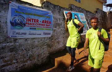 Tani Mansaray y Sento Kamara, miembros del equipo de ftbol femenino del Centro de Servicios Correccionales, abandonan el campo despus de entrenar en el campo de ftbol comunitario Parade en Freetown.