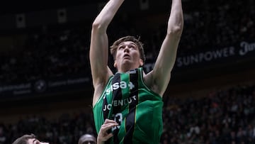 BADALONA (BARCELONA), 15/03/2026.- El pívot croata del Joventut de Badalona Michael Ruic (d) entra a canasta junto a Darío Brizuela, del Barça, durante el partido correspondiente a la jornada 22 de la Liga Endesa que Joventut de Badalona y Barça disputan hoy domingo en el Olímpico de Badalona. EFE/Marta Pérez