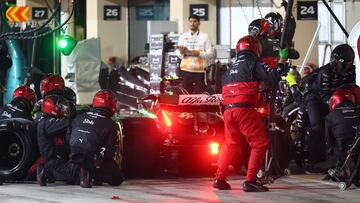 Guanyu Zhou hace un pit-stop en Abu Dhabi con el Alfa Romeo Sauber.