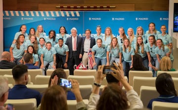 La plantilla del Atlético de Madrid Femenino posa en el Ayuntamiento de Madrid con la Copa de la Reina junto a José Luis Martínez-Almeida, alcalde de Madrid, y a Enrique Cerezo.