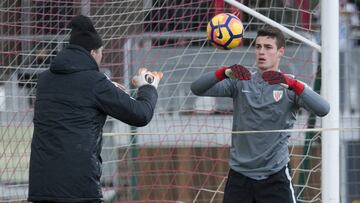 Kepa Arrizabalaga durante un entrenamiento en Lezama.