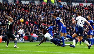 Tottenham gana 3-1 en casa con gol de Sánchez. Este es el noveno gol como profesional del colombiano.