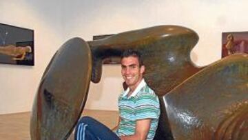<b>TALENTO Y OLFATO DE GOL . </b>Alejandro Alfaro, uno de los futbolistas más carismáticos del Tenerife, posa junto a la escultura de 'El Guerrero de Goslar', obra de Henry Moore.