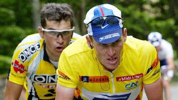 El ciclista español Igor González de Galdeano rueda junto a Lance Armstrong durante una etapa en el GP de Midi Libre 2002.