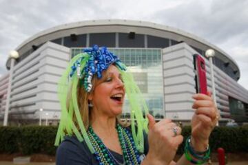 Esperanza Aguirre aprovech¨® para hacerse un selfie en la Gran V¨ªa de Seattle. Vemos el Primark al fondo.