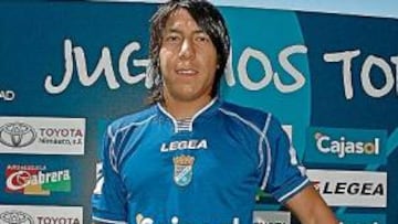 <b>NUEVA CAMISETA. </b>Brian Sarmiento en su presentación con el Xerez.