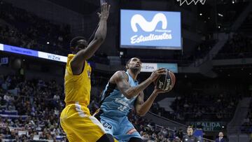 Sylven Landesberg lanza ante Kloff.