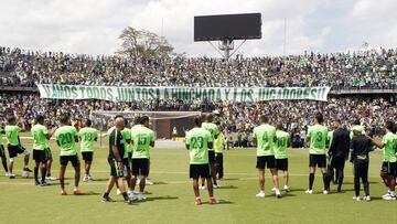 Hinchas de Nacional acompañan al equipo verde previo a la final de la Liga Águila I