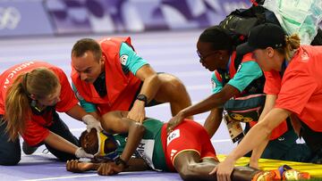 Paris 2024 Olympics - Athletics - Men's 3000m Steeplechase Final - Stade de France, Saint-Denis, France - August 07, 2024. Lamecha Girma of Ethiopia receives medical treatment after falling and sustaining an injury REUTERS/Kai Pfaffenbach TPX IMAGES OF THE DAY