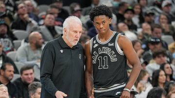 Gregg Popovich, entrenador de San Antonio Spurs, da indicaciones a Joshua Primo.