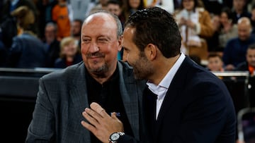 Rafa Benítez y Rubén Baraja se saludan antes del inicio del Valencia-Celta de octavos de final de la Copa del Rey.
