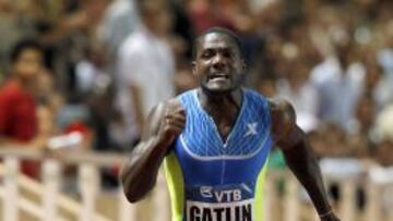 GATLIN. Corre 100 y 200 metros. 