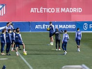 Luis Piñedo da órdenes a los jugadores del Atlético en la última sesión en el Cerro antes de medirse al Levante.