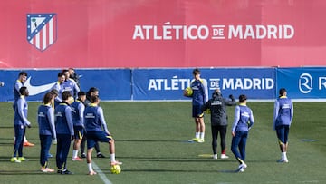 Luis Piñedo da órdenes a los jugadores del Atlético en la última sesión en el Cerro antes de medirse al Levante.
