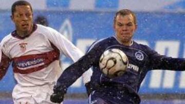 <b>EMPATE BAJO EL FRÍO</B>. El Sevilla hizo buena la ventaja con la que partía del encuentro de ida. EN la imagen el sevillista Adriano pelea un balón con Aleksander Anukov en el estadio Petrovsky de San Petersburgo.