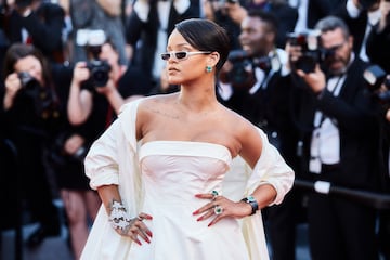 As luca Rihanna en el Festival de Cannes en 2017.