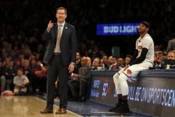 Jeff Hornacek y Carmelo Anthony, durante el New York Knicks-Cleveland Cavaliers.