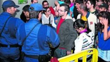 <b>LOCURA. </b>La afición blanquiazul hace cola para adquirir localidades para el partido ante el Barcelona de Guardiola. El Heliodoro registrará un lleno histórico.