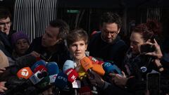 La abogada de Dani Alves, Inés Guardiola, atiende a los medios de comunicación a su salida de la citación de las partes para notificar la sentencia a Dani Alves, en la Audiencia de Barcelona, a 22 de febrero de 2024, en Barcelona, Catalunya (España). La Audiencia ha citado hoy al exjugador del Barça, Dani Alves, para comunicarle la sentencia del juicio por agresión sexual que celebró contra él entre el 5 y el 7 de febrero. La Audiencia de Barcelona ha condenado al futbolista a cuatro años y medio de prisión por agredir sexualmente a una joven en un lavabo de la discoteca Sutton el pasado 30 de diciembre de 2022.
22 FEBRERO 2024;JUICIO;CRIMEN;AGRESIÓN;VIOLACIÓN;AGRESIÓN SEXUAL;FUTBOLISTA;JOVEN;TRIBUNAL;CÁRCEL;PRISIÓN
David Zorrakino / Europa Press
22/02/2024